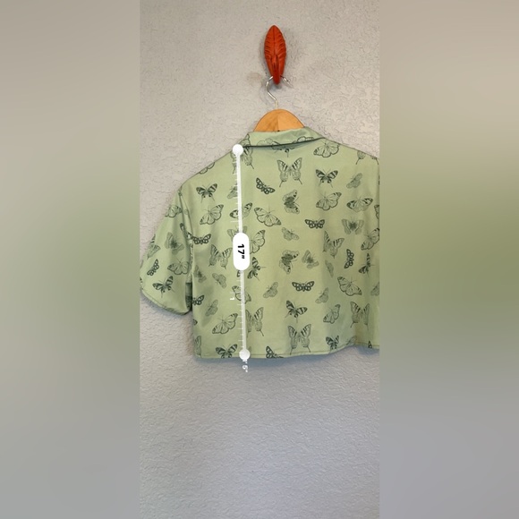 Butterfly Patterned Button-Up Collared Crop-Top - Picture 7 of 7